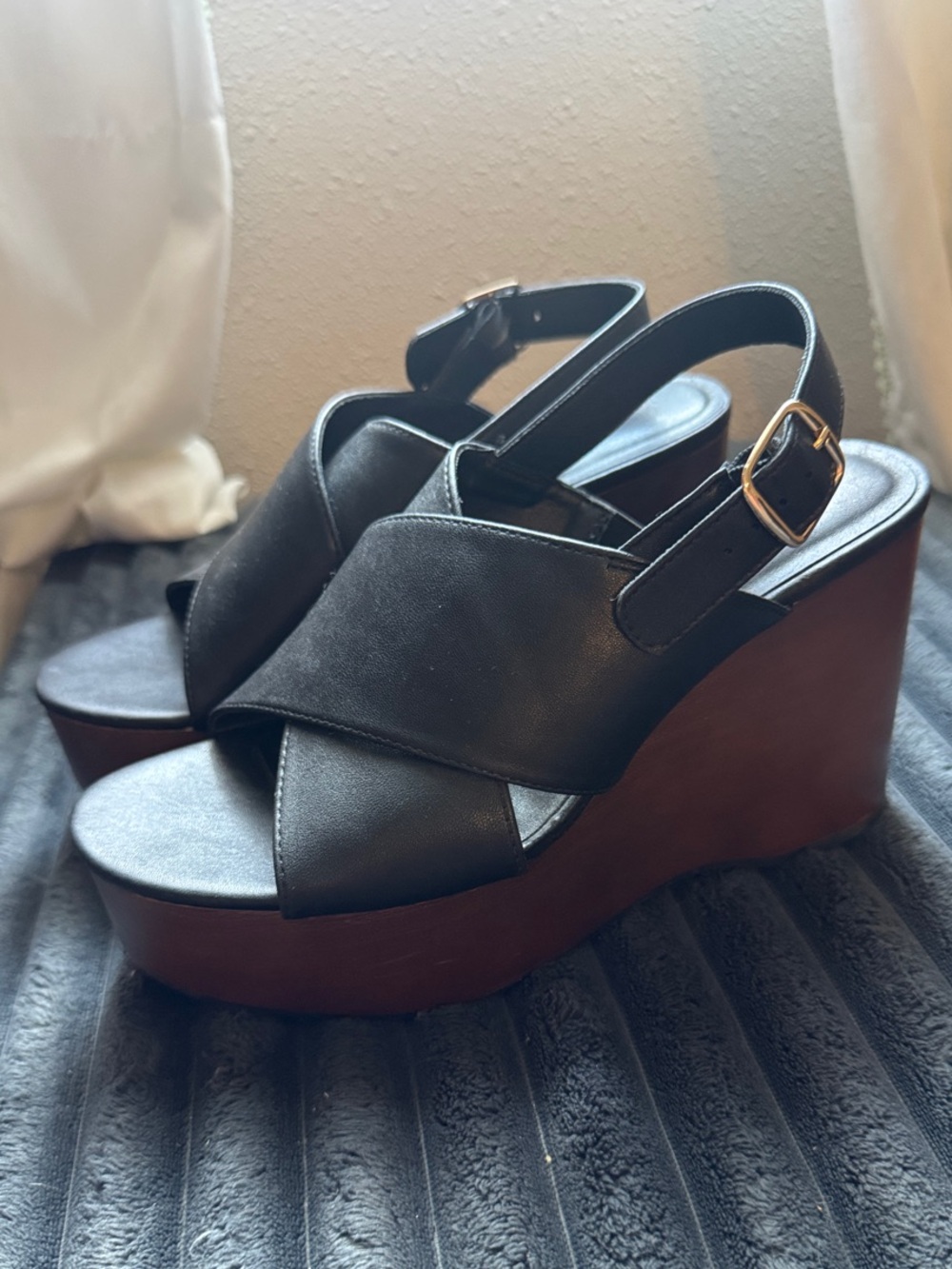 Universal Thread Black Crisscross Platform Wedge Sandals with Brown Sole